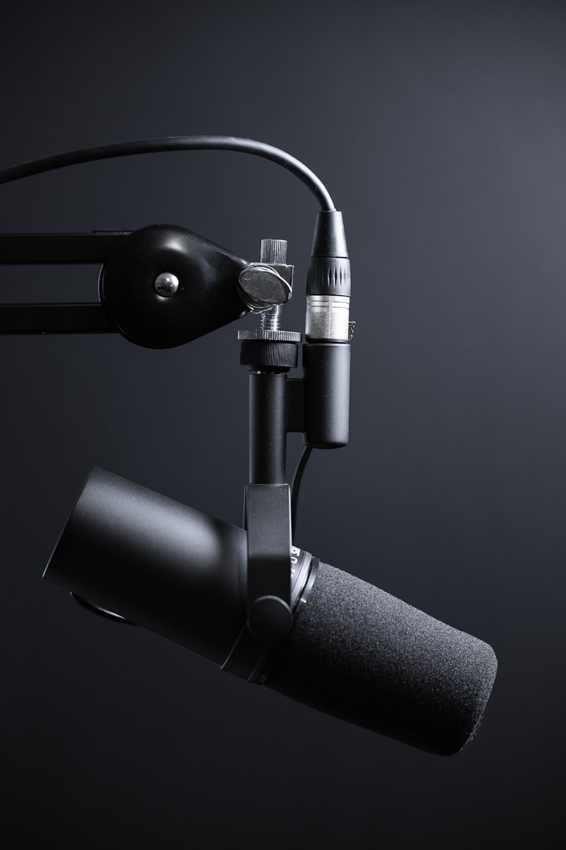 Equipos de grabación de podcast premium en plató